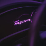 Detail budíku auta Porsche Taycan Turbo