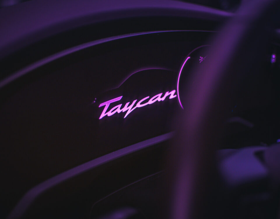 Detail budíku auta Porsche Taycan Turbo