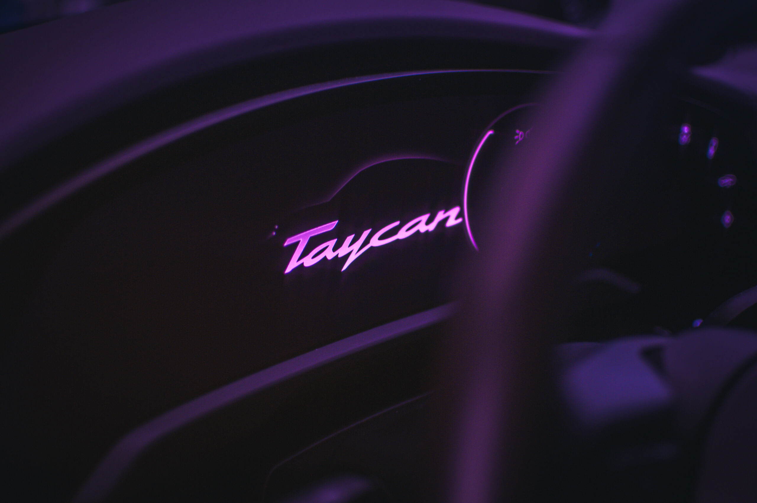 Detail budíku auta Porsche Taycan Turbo