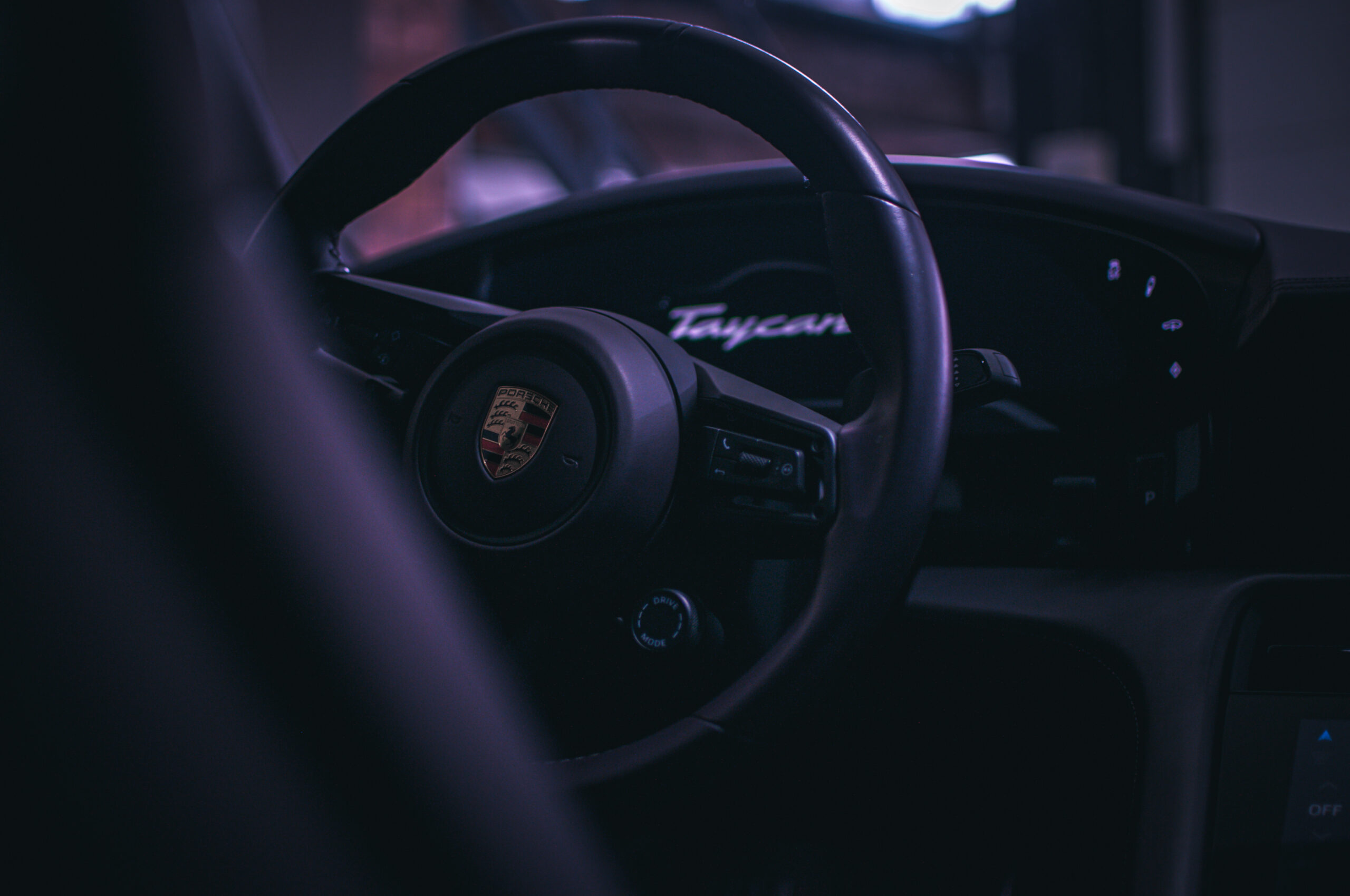 Detail na palubní desku auta Porsche Taycan Turbo